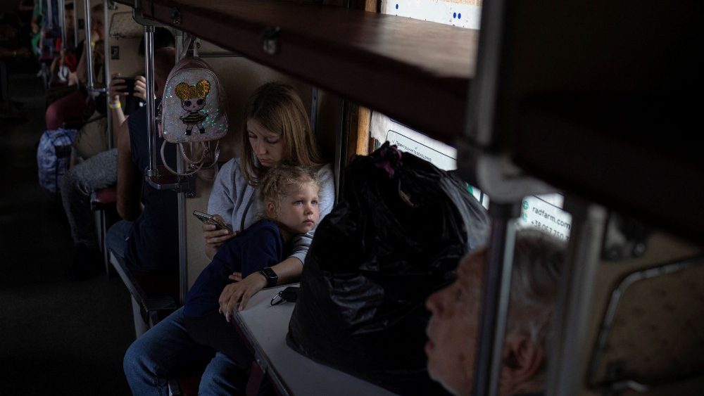 Pessoas sentam em um trem para Dnipro e Lviv durante uma evacuação de civis de áreas afetadas pela guerra no leste da Ucrânia, em meio à invasão russa do país, em Pokrovsk, região de Donetsk, Ucrânia, 25 de junho de 2022. REUTERS/Marko Djurica