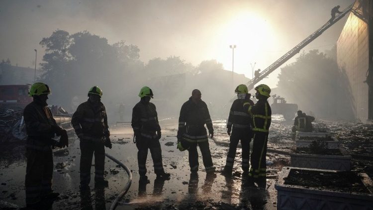 Die Löscharbeiten in Krementschuk laufen an