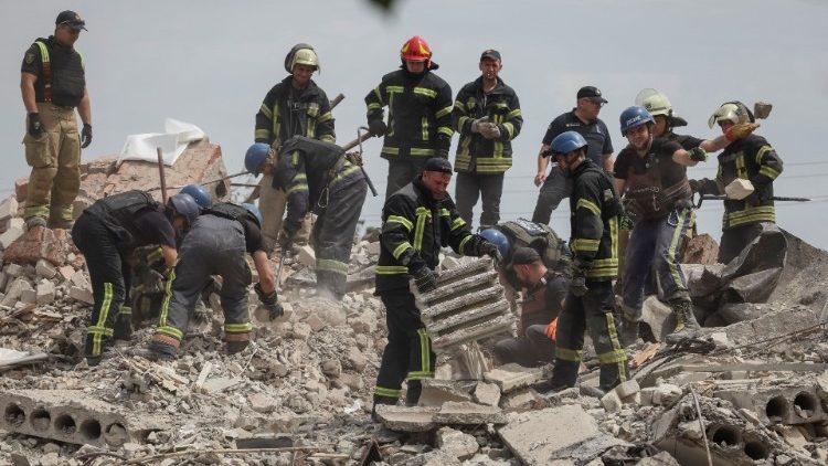 Soccorritori al lavoro tra le macerie di uno dei palazzi distrutti domenica mattina da un missile russo a Chasiv Yar, nella regione di Donetsk