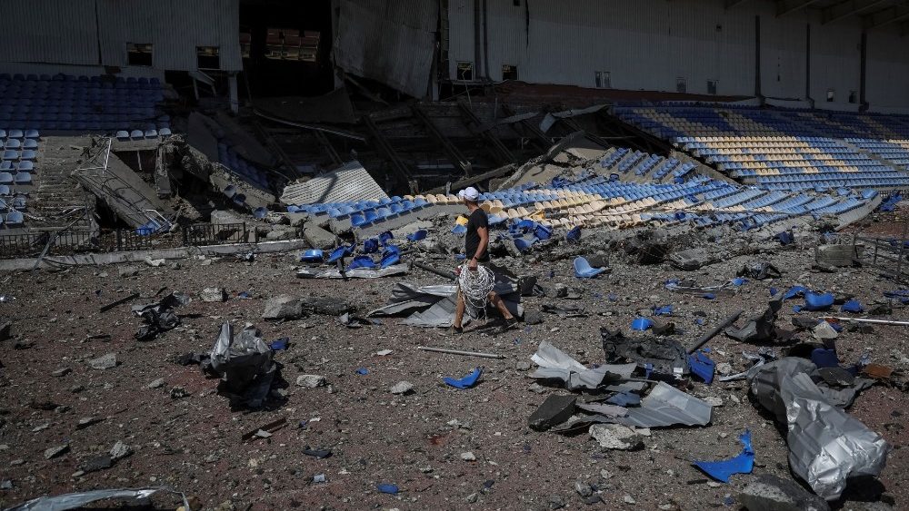 Um homem caminha em um estádio danificado por um ataque militar russo, em meio ao ataque da Rússia à Ucrânia, em Bakhmut Ucrânia 12 de julho de 2022 REUTERS/Gleb Garanich