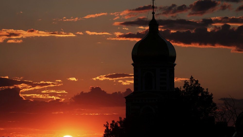 Igreja de São Panteleimon é vista durante o pôr do sol, enquanto a invasão russa da Ucrânia continua, em Kharkiv, Ucrânia 12 de julho de 2022 REUTERS/Nacho Doce
