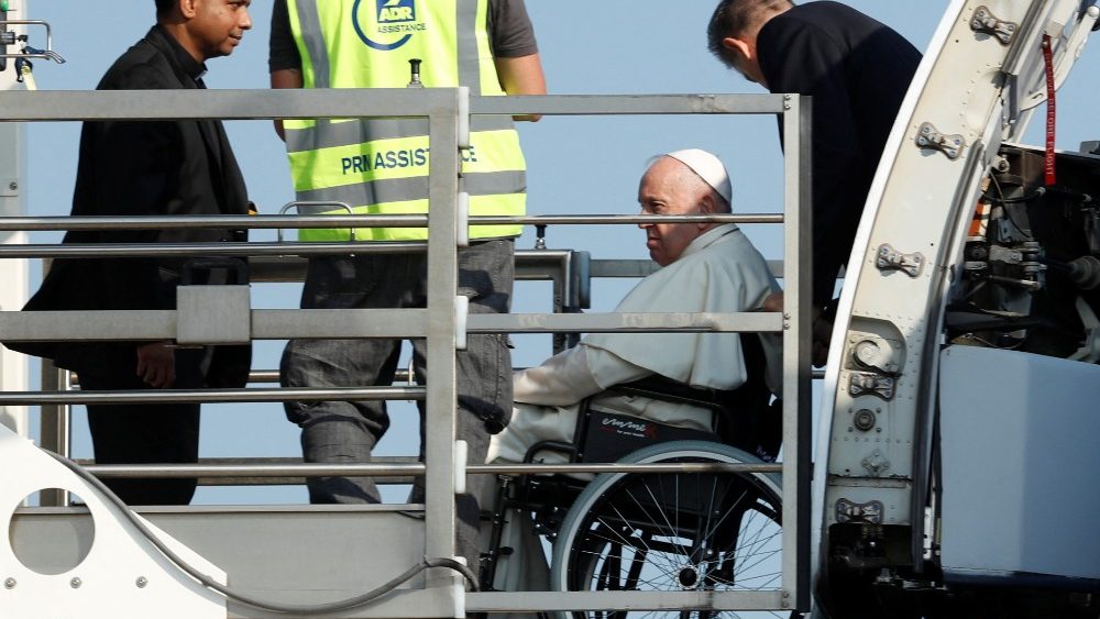  Ֆրանչիսկոս Պապը օդանաւ կը բարձրանայ