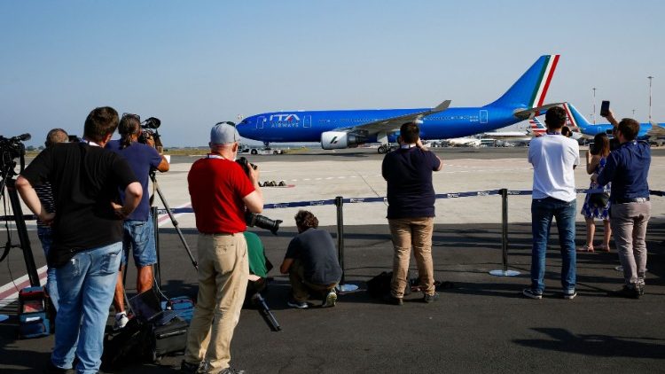 रोम कनाडा रवाना होता विमान