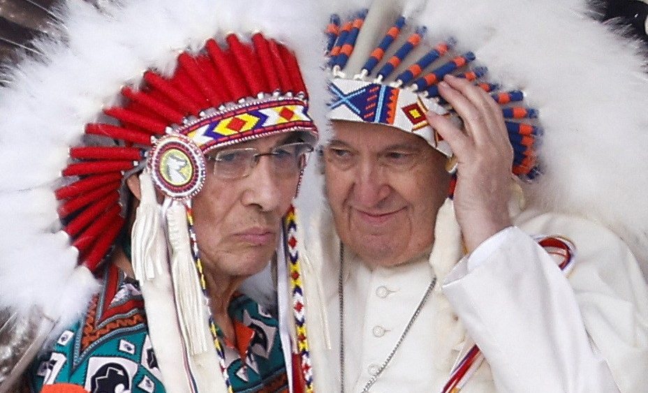 Papa Francesco con il capo indigeno Wilton Littlechild, "Aquila Dorata"