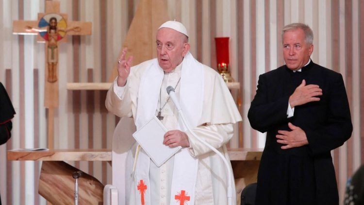 Francesco nella Chiesa del Sacro Cuore dei Primi Popoli 