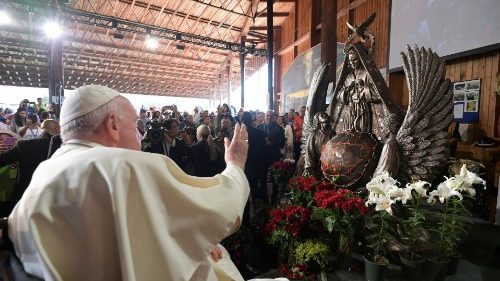 El Papa bendice una escultura de la Virgen Desatanudos para los indígenas 