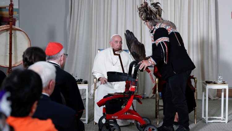 कनाडा में मूलवासियों के साथ संत पापा फ्राँसिस