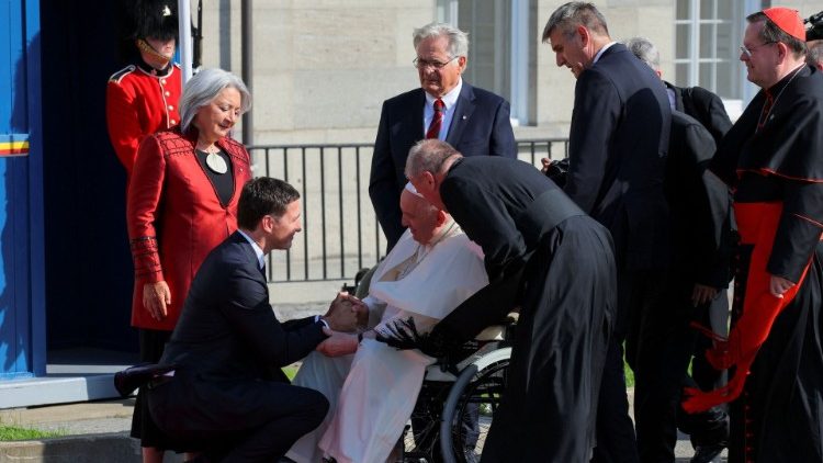 Прэм'ер-міністр і Генерал-губернатар Канады відаюць Папу каля Квебекскай крэпасці