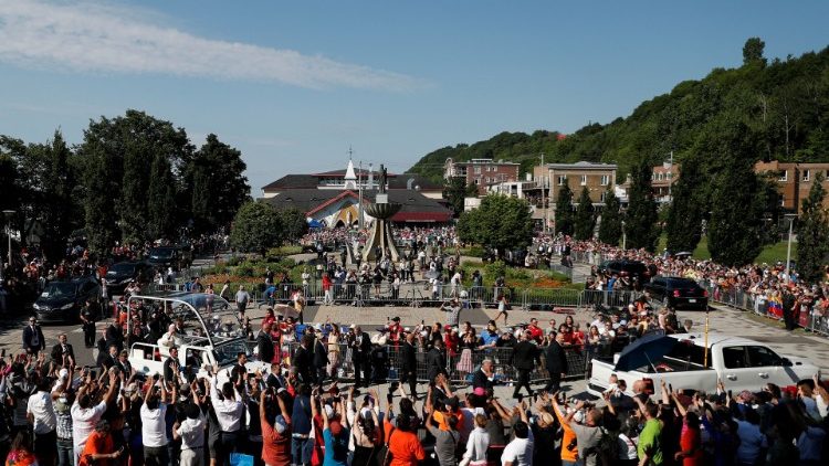 ब्यूप्रे के संत अन्ना तीर्थस्थल पर एकत्रित विश्वासी