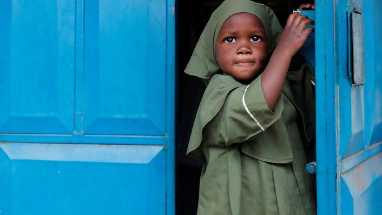Em Kibera, distrito de Nairobi, Quênia, criança na porta da Igreja de São Miguel, durante oração promovida pela Missão Africana da Legião de Maria