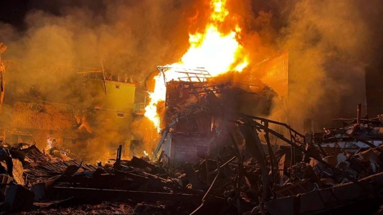 Uma vista mostra um prédio em chamas atingido por um ataque de míssil russo em uma área de resort na região de Odesa, enquanto o ataque da Rússia à Ucrânia continua, Ucrânia em 17 de agosto de 2022, nesta foto divulgada pelo serviço de imprensa do Comando Operacional Sul. Assessoria de imprensa do Comando Operacional Sul das Forças Armadas da Ucrânia/Divulgação via REUTERS