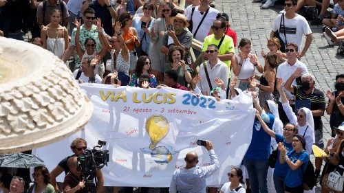 I giovani della Via Lucis a San Pietro: pronti a "sporcarci le mani" con i poveri
