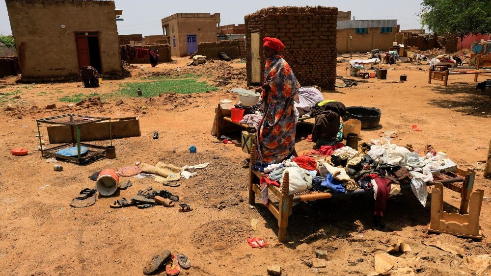 Mulher caminha em meio a ruínas de sua casa na localidade de Al-Managil durante enchentes no estado de Jazeera, Sudão, 23 de agosto de 2022 REUTERS/Mohamed Nureldin Abdallah