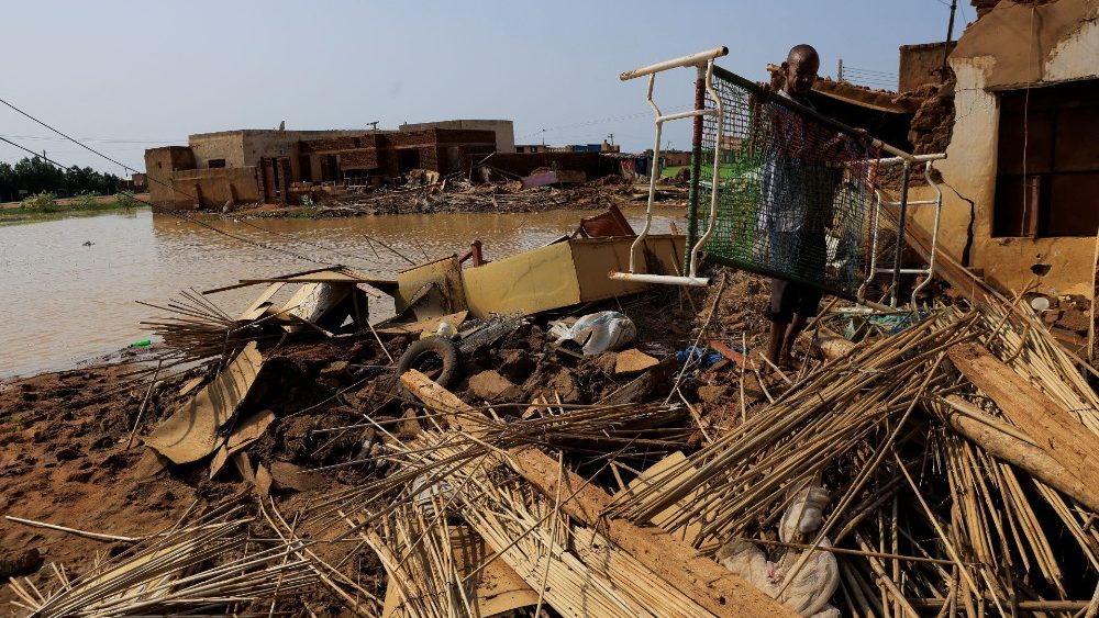 Um homem recolhe seus pertences após sofrer danos causados pela água em sua casa durante enchentes na localidade de Al-Managil, no estado de Jazeera, Sudão, 23 de agosto de 2022. REUTERS/Mohamed Nureldin Abdallah