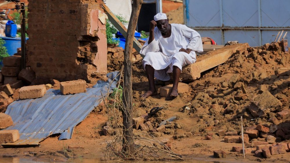 Homem descansa após ver danos causados pela água em sua casa durante enchentes na localidade de Al-Managil, no estado de Jazeera, Sudão, 23 de agosto de 2022. REUTERS/Mohamed Nureldin Abdallah