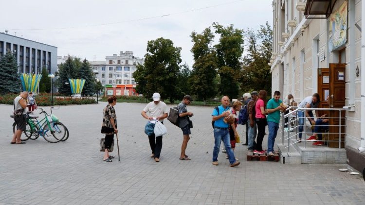 Роздача гуманітарної допомоги в Бахмуті на Донеччині