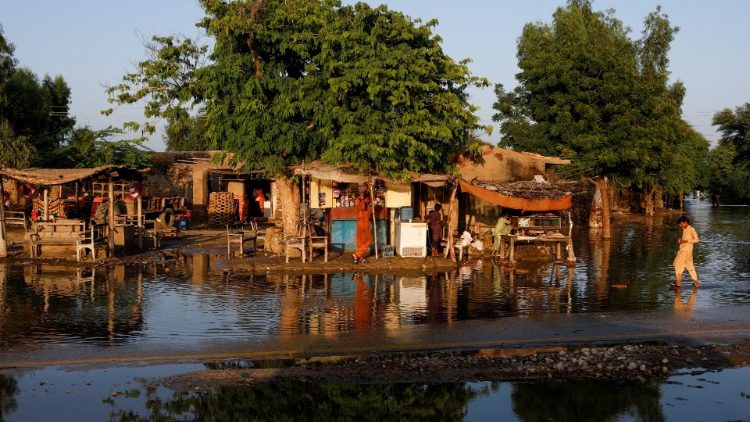 Uma visão geral das lojas em meio às inundações, após chuvas e inundações durante a estação das monções em Sehwan. REUTERS/Akhtar Soomro