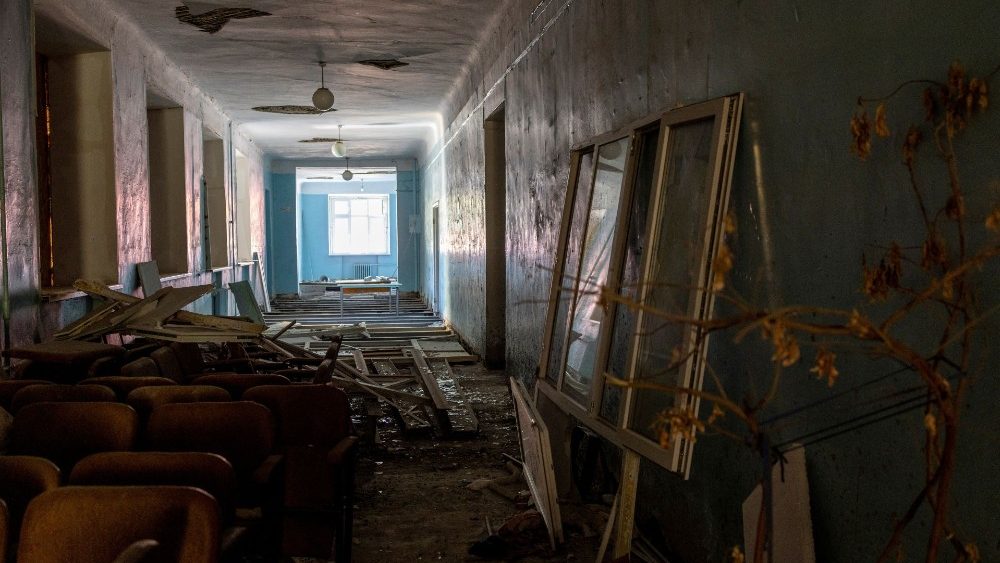 Uma vista mostra destroços em um corredor de uma escola bombardeada antes do início de um novo ano letivo em 1º de setembro, após as férias de verão, com aulas sendo realizadas on-line desde que a Rússia lançou sua campanha militar em Mykolaiv, Ucrânia, 31 de agosto de 2022 . REUTERS/Umit Bektas
