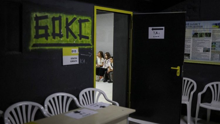 Uczniowie ewakuujący się do schronu podczas próbnej akcji ewakuacyjnej w szkole w Buczy.