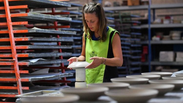 Operaia in una fabbrica di ceramiche