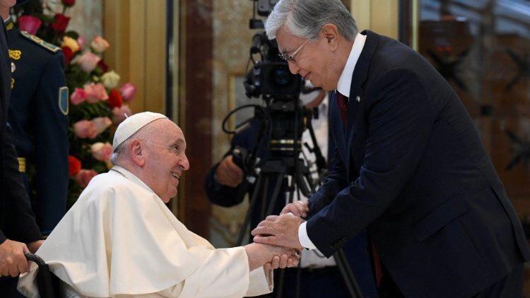 Papież Franciszek witany przez prezydenta Kazachstanu, Kasyma-Żomarta Tokajewa