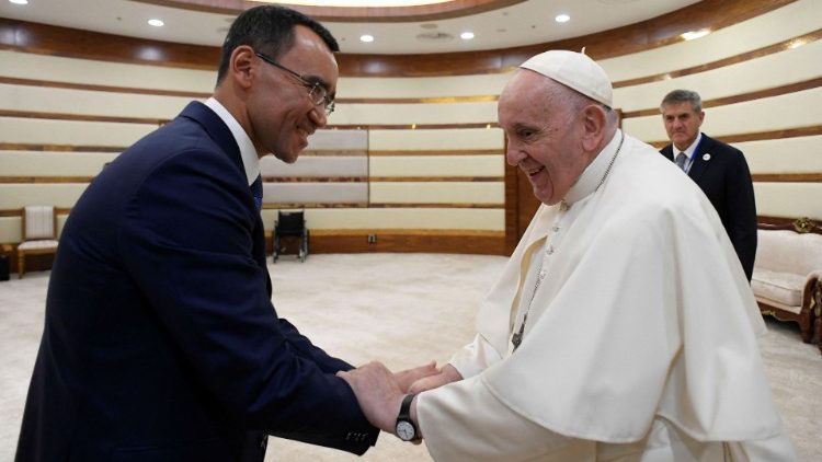 Maulen Sagathanuly Ashimbayev, predsednik senata kazahstanskega parlamenta in stalni tajnik sekretariata Kongresa voditeljev svetovnih in tradicionalnih verstev.