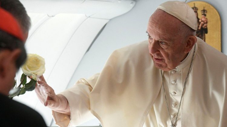 Le pape François monte à bord de l'avion pour le départ, après une cérémonie d'adieu à l'aéroport international Nursultan Nazarbayev à Nour-Sultan, au Kazakhstan, le 15 septembre 2022.