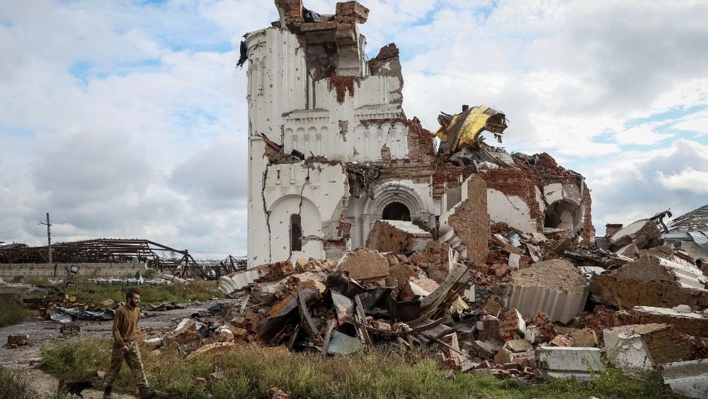 Igreja destruída no povoado de Dolyna, região de Kharkiv (Photo by Gleb Garanich/REUTERS)