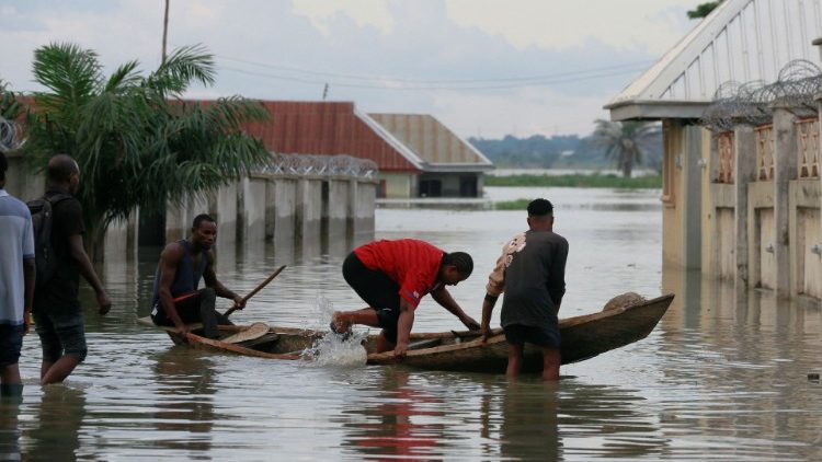Una calle inundada cerca de la orilla del río Benue en Makurdi, Nigeria.