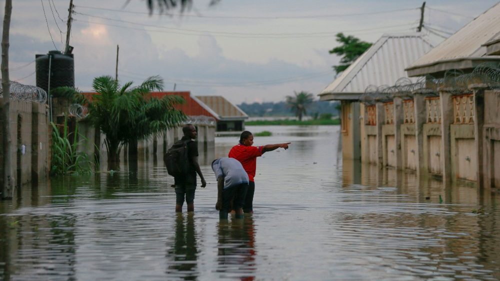 Victoria Okonkwo aponta na direção de sua casa inundada perto da margem do rio Benue em Makurdi, Nigéria, 30 de setembro de 2022. REUTERS/Afolabi Sotunde