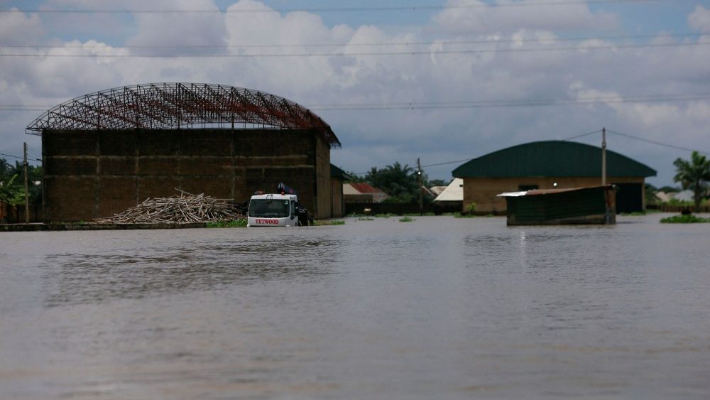 Veículo submerso em Makurdi, Nigéria, 1º de outubro de 2022. REUTERS/Afolabi Sotunde