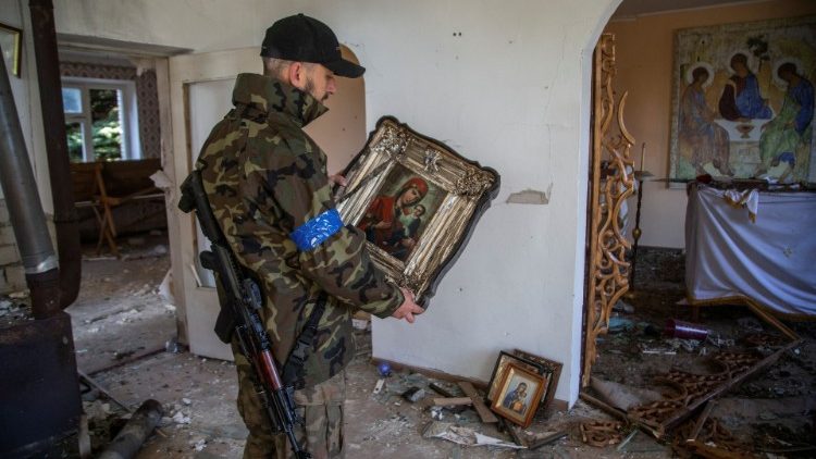 Un soldato tiene in mano una icona della Madonna