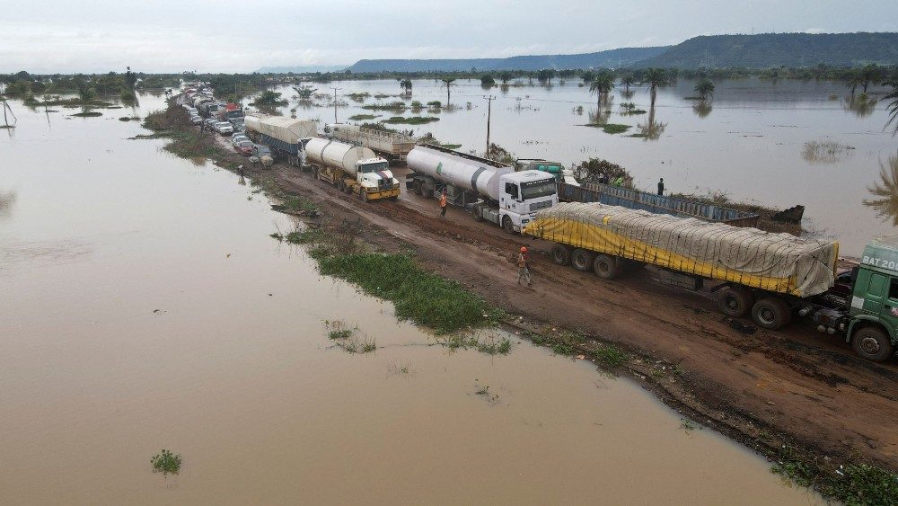 Inundação provoca bloqueio de estradas, como em Lokoja. (Foto Reuters/Ayodeji Oluwagbemiga)