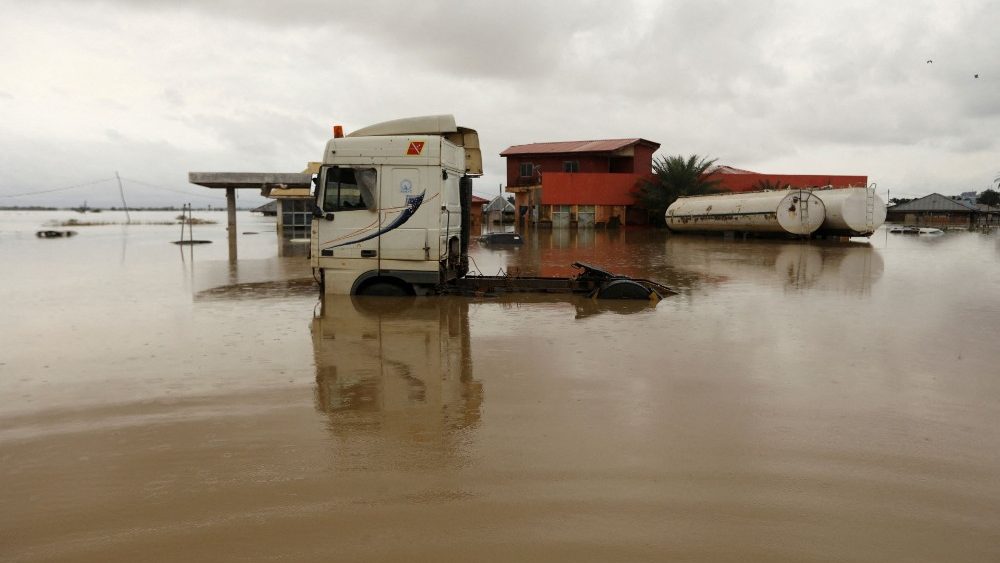 Veículos submersos pelas águas da enchente em um posto de gasolina em Lokoja, Nigéria, 13 de outubro de 2022. REUTERS/Afolabi Sotunde