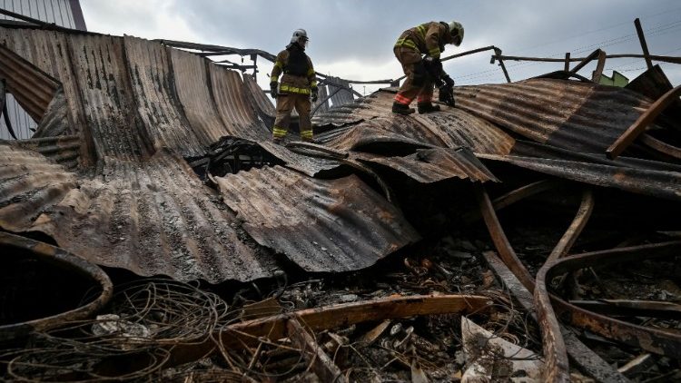 Equipes de resgate trabalham no local de um ataque militar russo, enquanto o ataque da Rússia à Ucrânia continua, em Zaporizhzhia, Ucrânia, 6 de novembro de 2022. REUTERS/Stringer