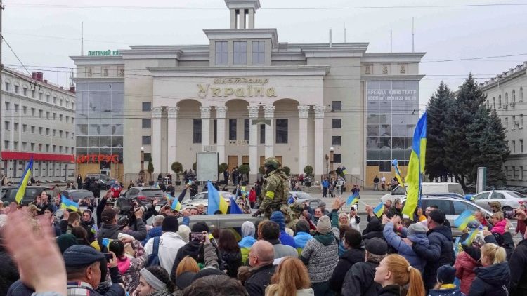 Mieszkańcy Chersonia świętujący wyzwolenie 12 listopada 2022
