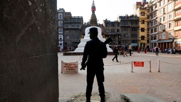 Un policier surveille une rue de Katmandou, à la veille des élections générales, le 18 novembre 2022