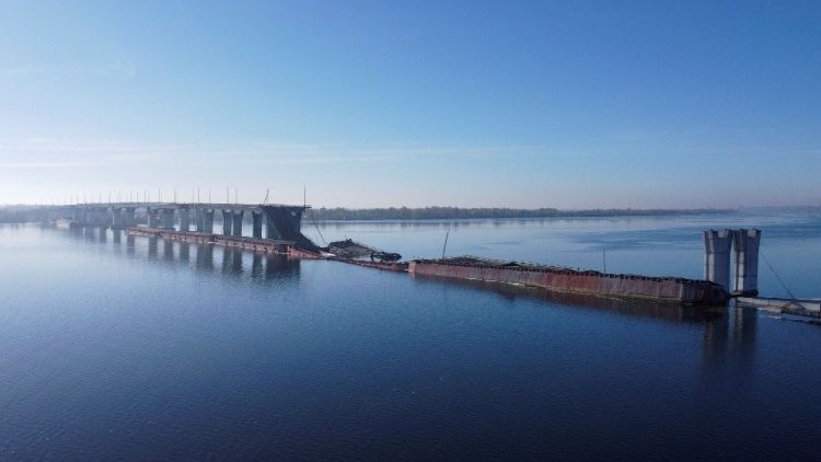 Ucraina: ponte bombardato sul fiume Dnipro