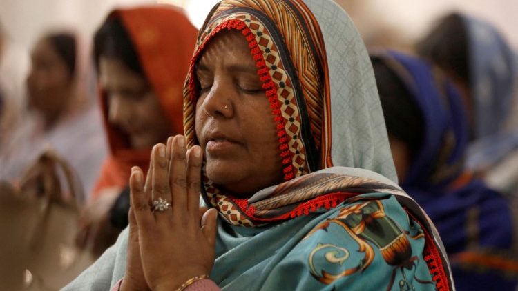 Betende Frau in Pakistan