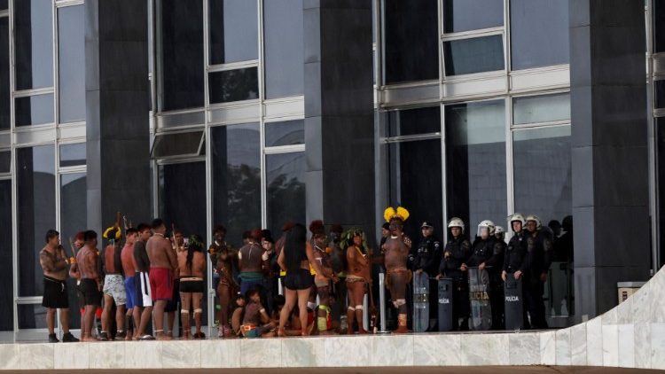 Zwolennicy prezydenta Jaira Bolsonaro protestujący przed Sądem Najwyższym w Brasilii, 25 grudnia 2022