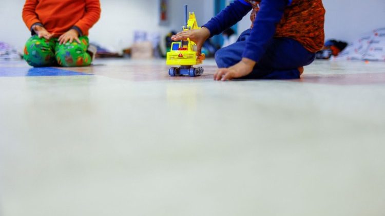 Bambini migranti in un centro di accoglienza (Reuters)