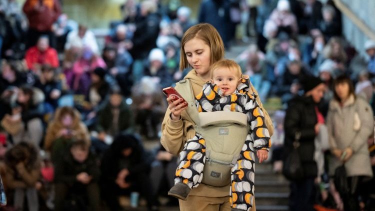 Ludzie szukający schronienia na stacji metra w Kijowie podczas zmasowanego rosyjskiego ataku z powietrza, 29 grudnia 2022