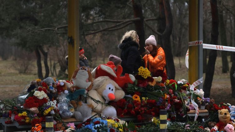 Des fleurs et des peluches sur le site du bombardement.