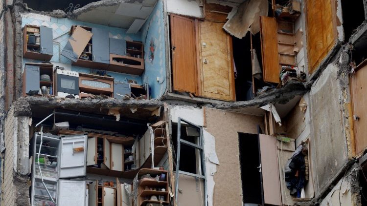 मिसाइल हमले के बाद निप्रो अपार्टमेंट 