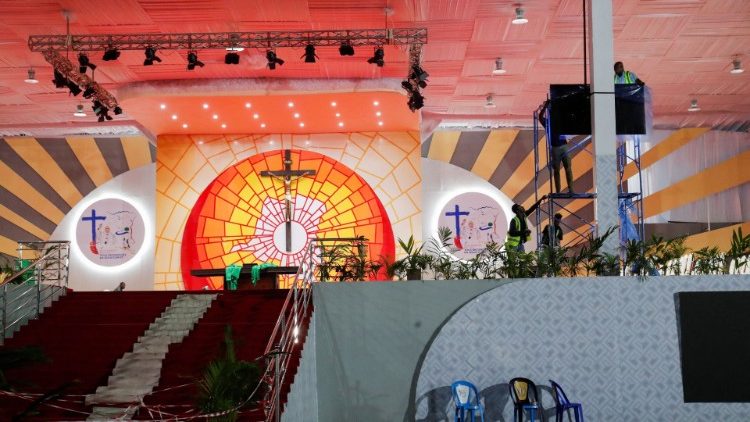 Baba Mtakatifu akiwa njiani kuelekea nchini DRC amepata bahati ya kupitia kwenye anga za Italia, Tunisia, Algeria, Niger, Chad, Jamhuri ya Watu wa Afrika ya Kati, Cameroon, Congo na hatimaye akatua nchini DRC.