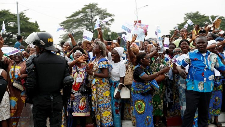 Watu njiani wakimsubiri Papa Francisko mara baada ya kifika Congo.