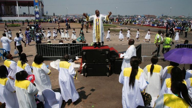 Ein Chor singt und tanzt bei der Messe auf dem Flughafengelände
