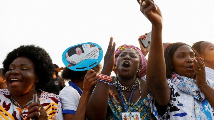 Begeisterte Gläubige auf dem Flughafengelände