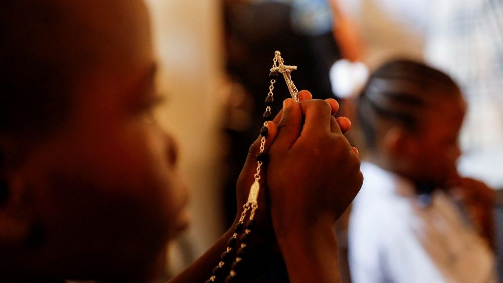 Францішак падчас сустрэчы з прадстаўнікамі дабрачынных арганізацый, прысутных у Дэмакратычнай Рэспубліцы Конга