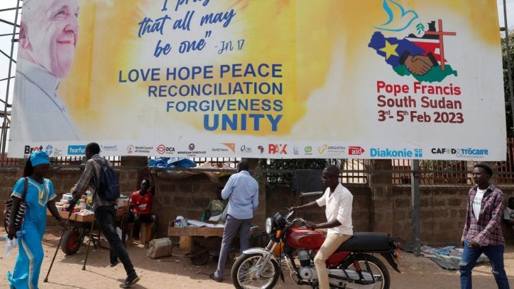 "Amor, esperanza, paz, reconciliación, perdón, unidad": algunos deseos de los sursudaneses plasmados en una cartelera instalada en las calles para la peregrinación ecuménica de paz, encabezada por el Sumo Pontífice. (Foto: REUTERS)